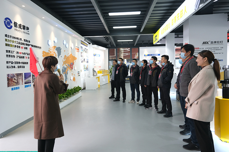 1634786249953385.jpg 【整理】泗水機(jī)床附件行業(yè)協(xié)會(huì)來訪照片L1020褚少青 (10).jpg