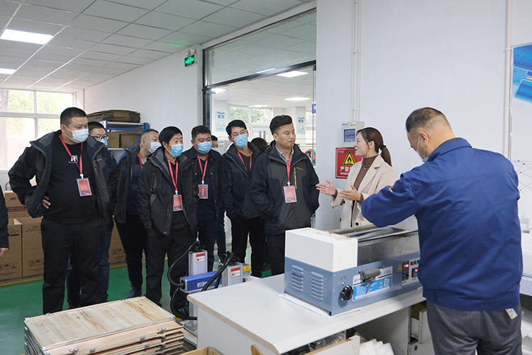 1634786269761603.jpg 【整理】泗水機(jī)床附件行業(yè)協(xié)會(huì)來訪照片L1020褚少青 (15).jpg